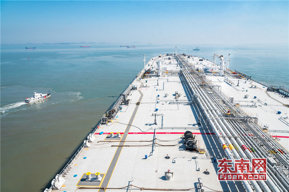 海巡艇在湄洲灣護航30萬噸超級油輪出港.jpg