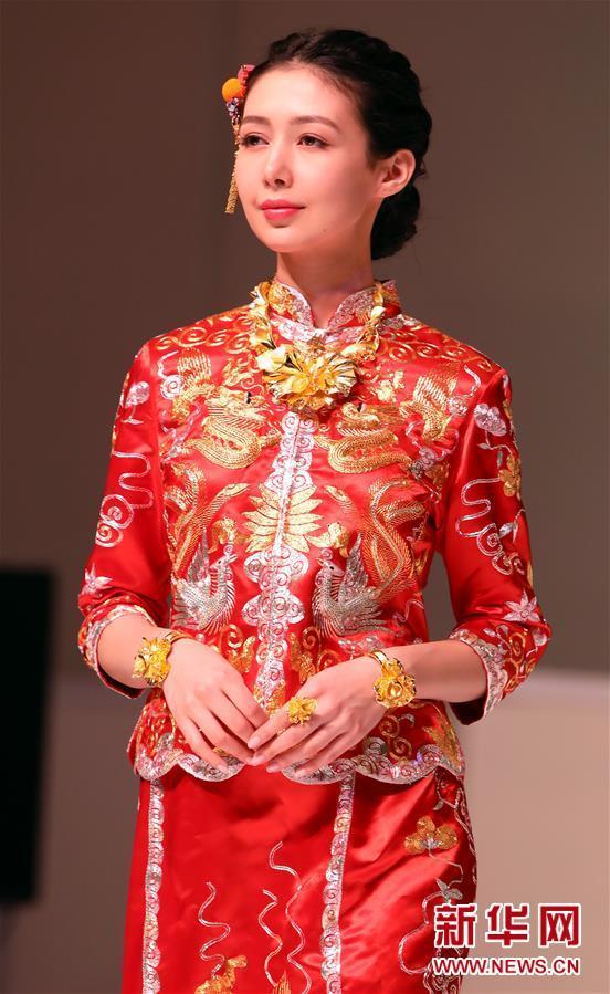 （服務(wù)）（3）香港婚博會(huì)舉行“龍騰鳳翔裙褂匯演”